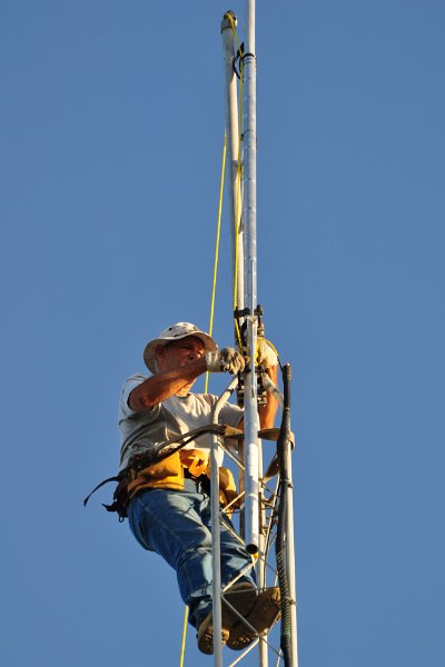 Bob-K4NBC Raising New Antenna 15.jpg